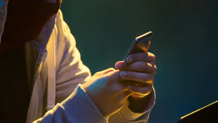 hacker de computador com capuz roubar informacoes com o laptop
