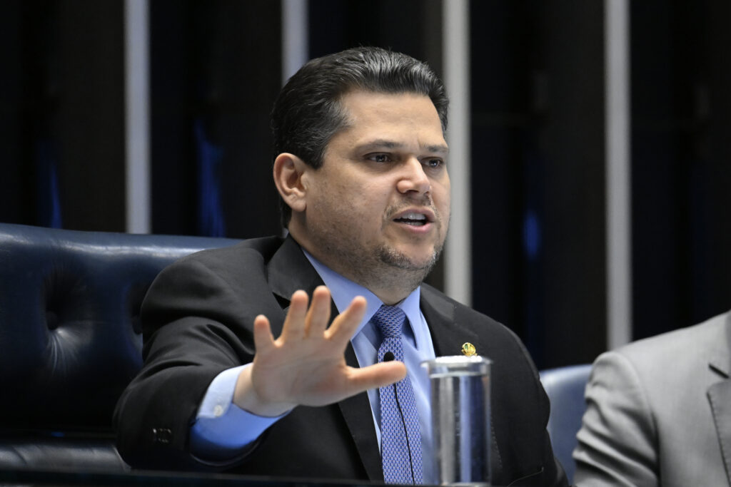 Alcolumbre avalia perdão a Bolsonaro para buscar apoio à reeleição no Senado, diz jornal