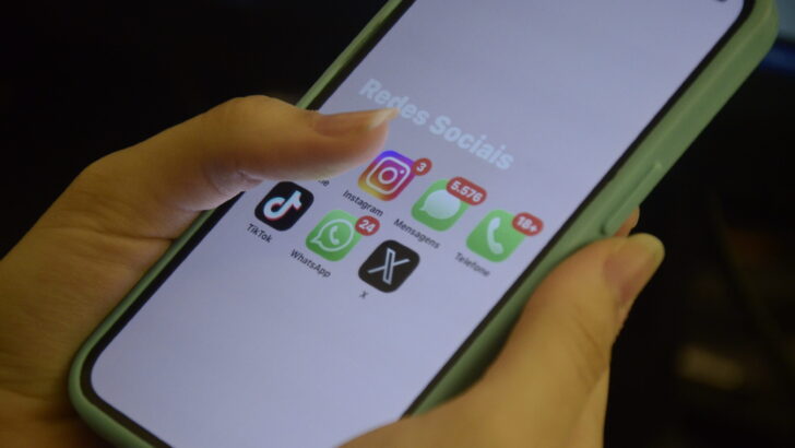Celular Rede Sociais (5)