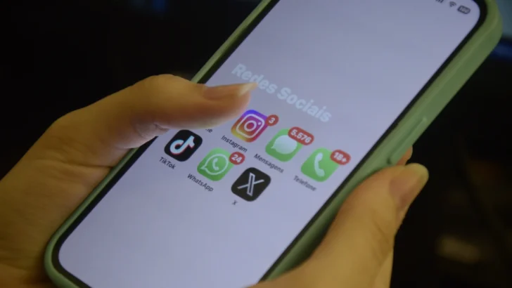 Celular Rede Sociais 5 (1)
