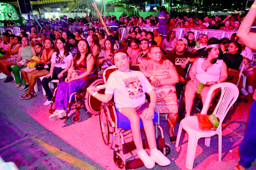 Espaço PCD foto Demis Roussos