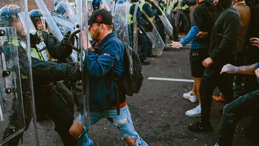 Extremistas tensionam reino unido | notícias do rio grande do norte Manifestantes ingleses Copia