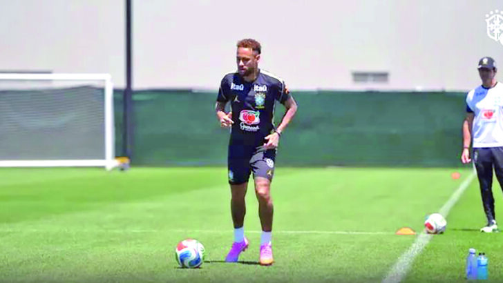 Neymar Jr. iniciou treinamentos em campo, mas ainda sem chuteiras - Foto: Rafael Ribeiro/CBF