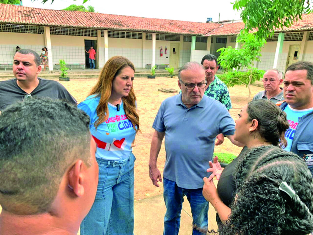 Prefeito e secretária Nina em visita às famílias do Jardim Primavera foto Semtas