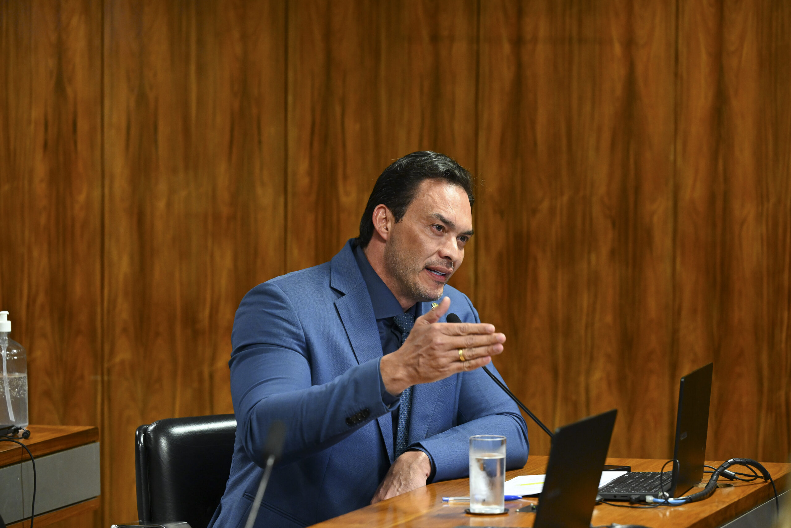 Styvenson Valentim durante reunião no Senado; patrimônio declarado por Styvenson é analisado com dados do TSE