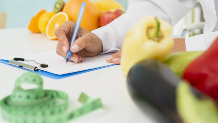 Conselho federal de nutrição amplia restrições sobre divulgação de resultados | notícias do rio grande do norte close up nutritionist writing prescription