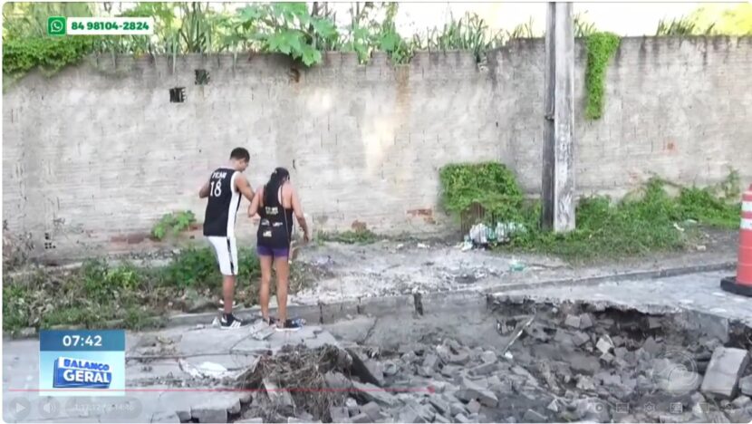 Cratera em rua de parnamirim bloqueia trânsito e preocupa moradores há cerca de dois meses | notícias do rio grande do norte cratera