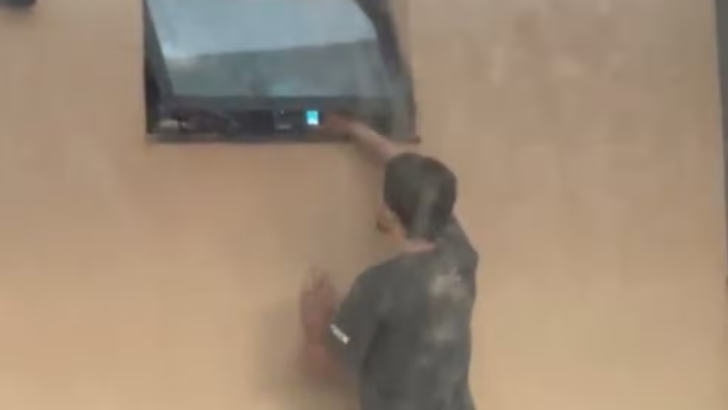 homem filmando