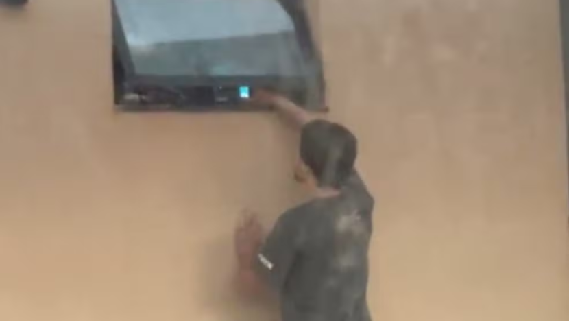 homem filmando