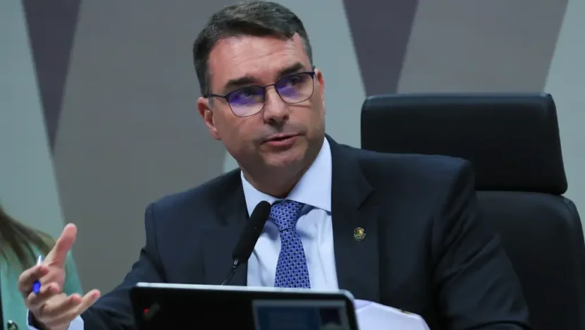 PF conclui que Flávio Bolsonaro cometeu calúnia contra Lula nas redes - Foto: Lula Marques/ Agência Brasil