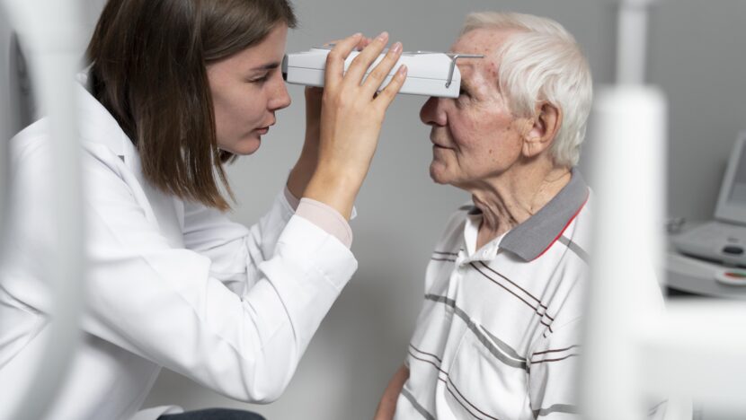 Uso de corticoides traz risco de glaucoma | notícias do rio grande do norte man having eye sight check