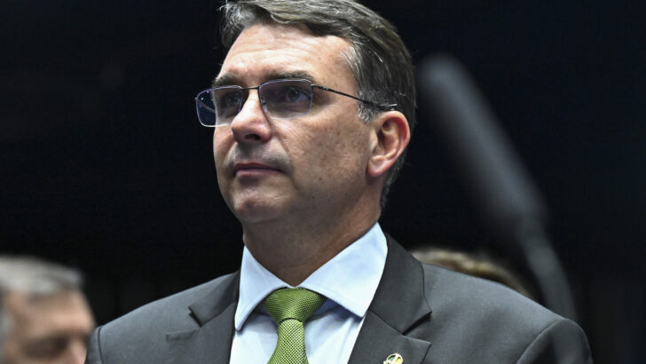 Flávio Bolsonaro criticou Lula após os Estados Unidos confirmarem tarifa de 25% sobre produtos brasileiros