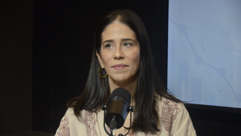 Cecília Ligieiro, diretora de Marketing, Inovação e Vendas da Ancar, durante entrevista ao podcast Economia & Negócios, da TV Agora RN, em que falou sobre a nova estratégia para o Midway Mall e o Natal Shopping, com foco em experiências além das compras