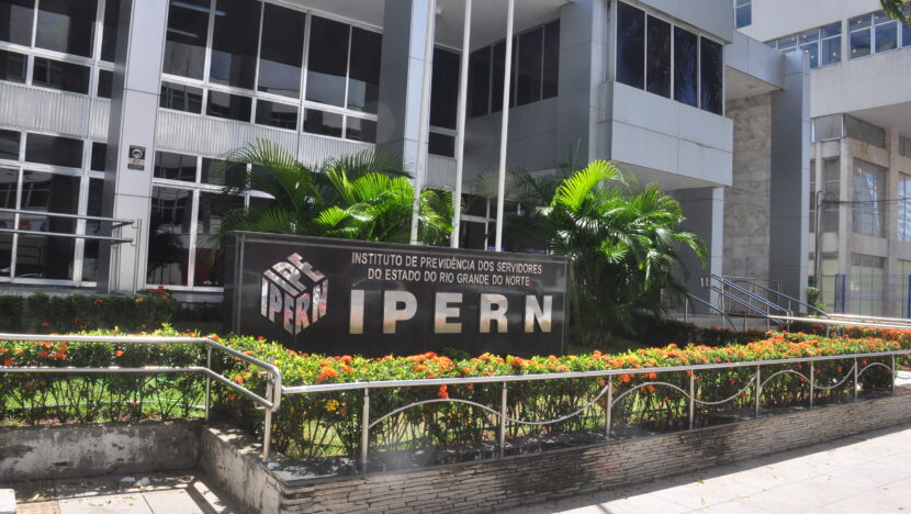 Fachada do prédio do Instituto de Previdência dos Servidores do Estado do Rio Grande do Norte, com o letreiro Ipern à frente do jardim
