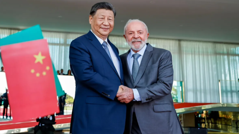 Presidente Luiz Inácio Lula da Silva e o líder chinês Xi Jinping durante encontro oficial entre Brasil e China