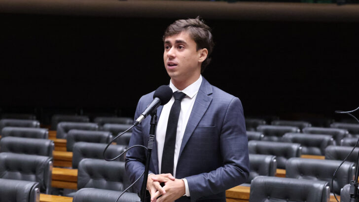 Nikolas Ferreira de terno e gravata no plenário da Câmara dos Deputados