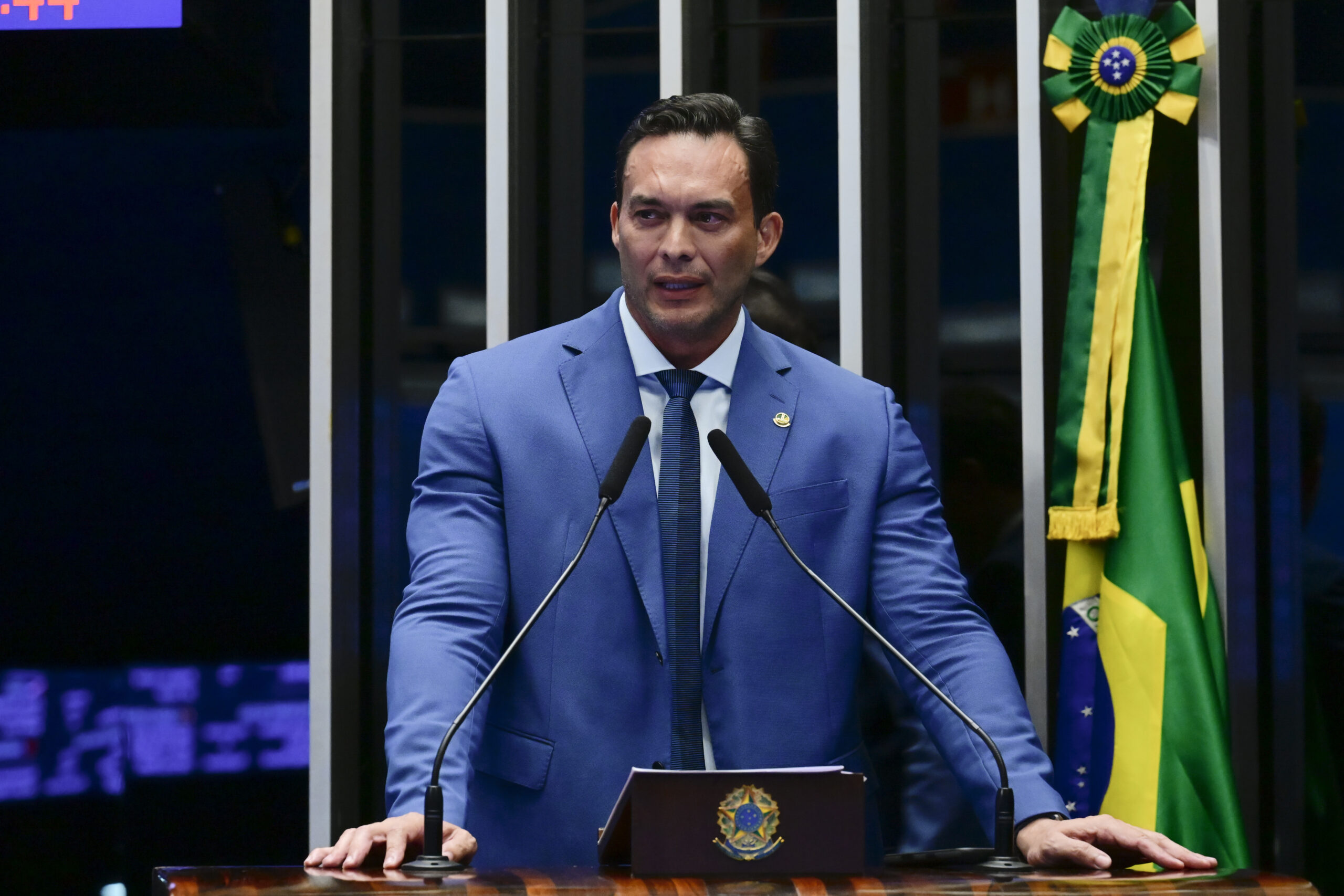 Senador Styvenson Valentim discursando no plenário do Senado