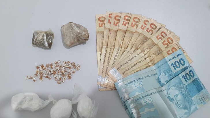 Polícia apreendeu com um dos presos porções de crack, cocaína e maconha, além de dinheiro em espécie. Foto: Polícia Civil