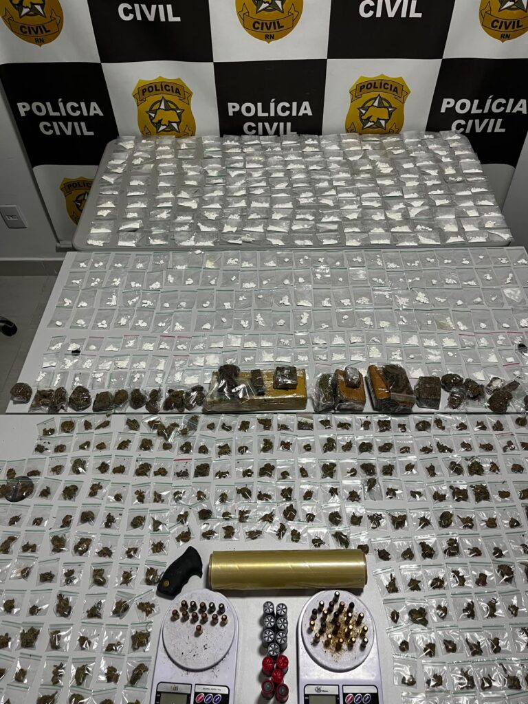 Durante as buscas, os policiais encontraram 377 porções de cocaína, totalizando mais de 500 gramas da droga, além de 307 trouxinhas de maconha