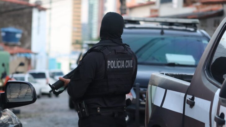 Homem é preso após jogar companheira de moto e agredi-la com capacete no RN