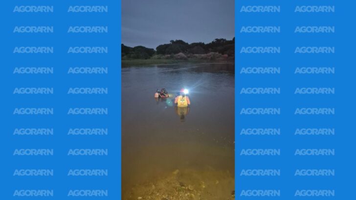 Equipes do Corpo de Bombeiros durante as buscas que localizaram o corpo do jovem de 20 anos desaparecido após um afogamento em uma lagoa no município de Vera Cruz