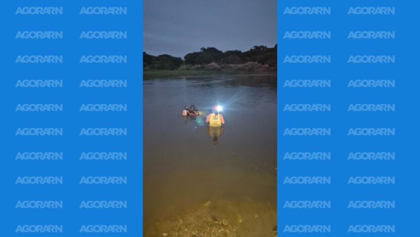 Equipes do Corpo de Bombeiros durante as buscas que localizaram o corpo do jovem de 20 anos desaparecido após um afogamento em uma lagoa no município de Vera Cruz