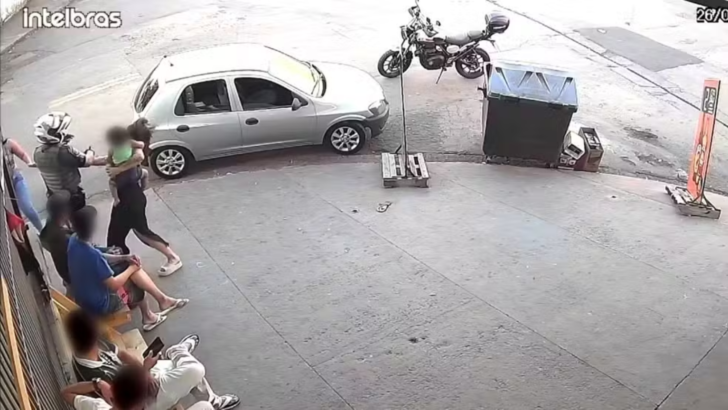 Câmera de segurança registra abordagem policial em Sorocaba, onde uma mulher é agredida após dar um tapa no capacete de um policial militar