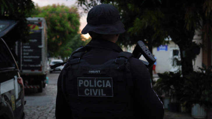 Agentes das forças de segurança durante ação conjunta que resultou na prisão de suspeito de importar e comercializar anabolizantes ilegalmente em Natal