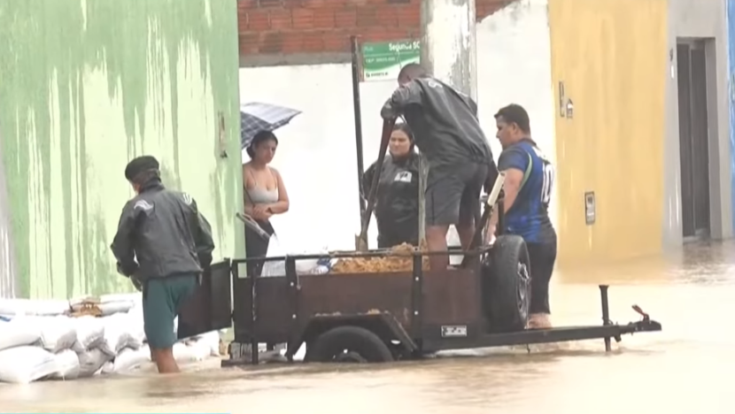 Moradores improvisaram barreiras com sacos para tentar impedir que a água invadisse casas no Sport Clube Natureza - Foto: Reprodução/TV Tropical