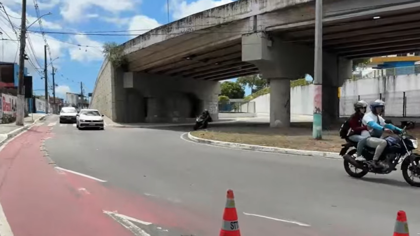 Cratera interdita faixa e afeta trânsito no Viaduto da Urbana
