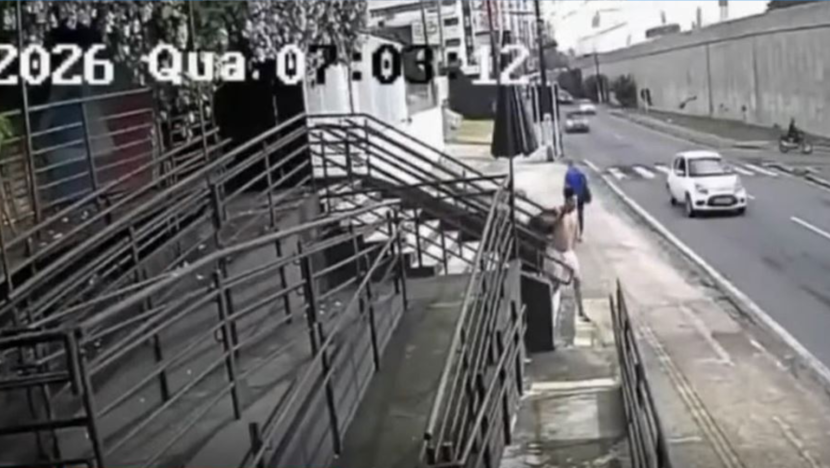 Homem deixou a sacola em um terreno baldio próximo ao bar e deixou o local a pé. Foto: Reprodução