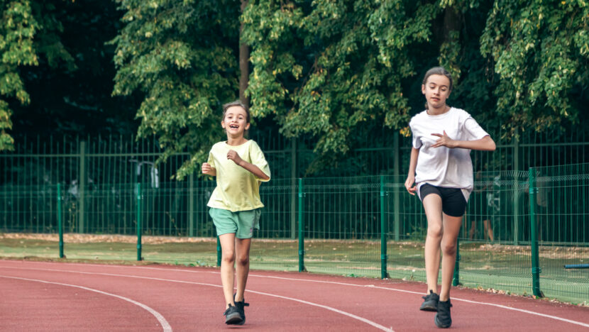 Treinar corrida cedo demais pode causar lesões em crianças e adolescentes, alertam médicos | notícias do rio grande do norte child fitness teenager girls running stadium track