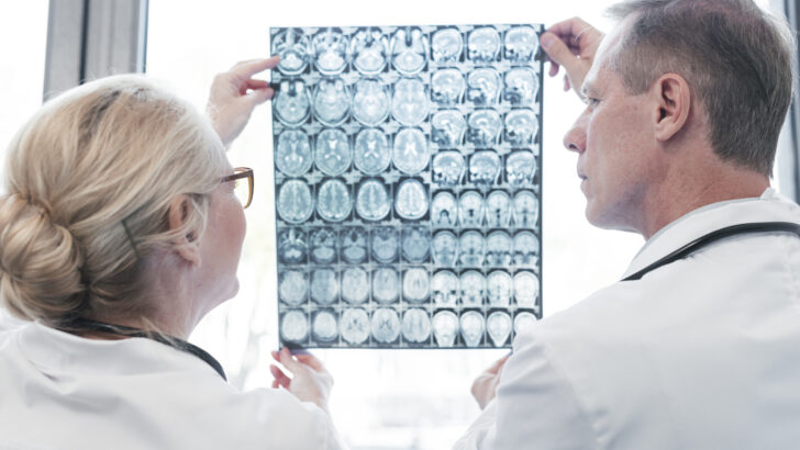 doctors analyzing radiograph Copia