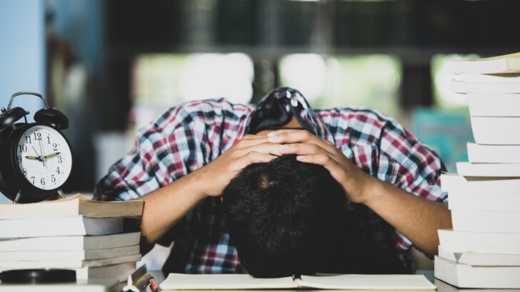 educational conept tired student library.jpg Copia