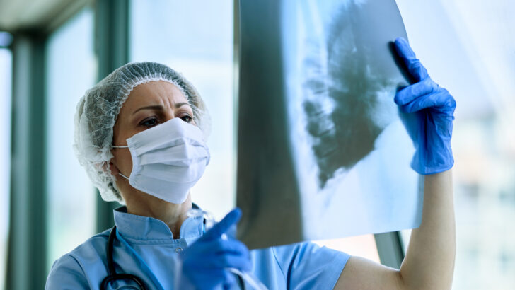 female radiologist analyzing chest xray patient medical clinic coronavirus epidemic Copia