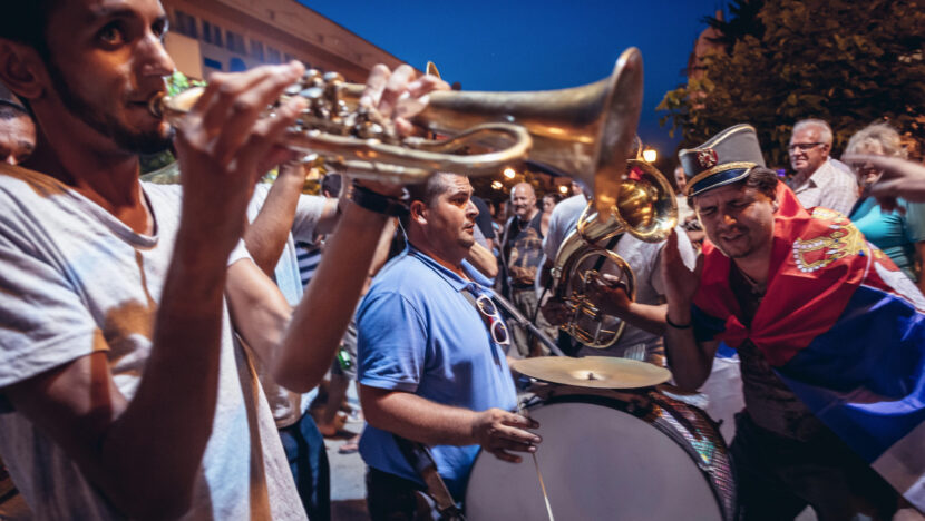 Mprn aciona prefeitura de natal por dívida de r$ 41,7 milhões com setor cultural | notícias do rio grande do norte grupo de musicos toca trompete e percussao em uma festa ao ar livre a noite cercado por pessoas