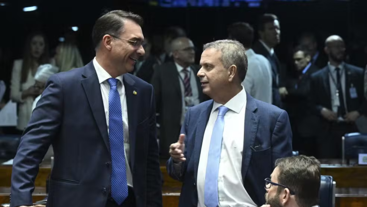 Flávio Bolsonaro (PL-RJ) e Rogerio Marinho (PL-RN) — Foto: Carlos Moura/Agência Senado