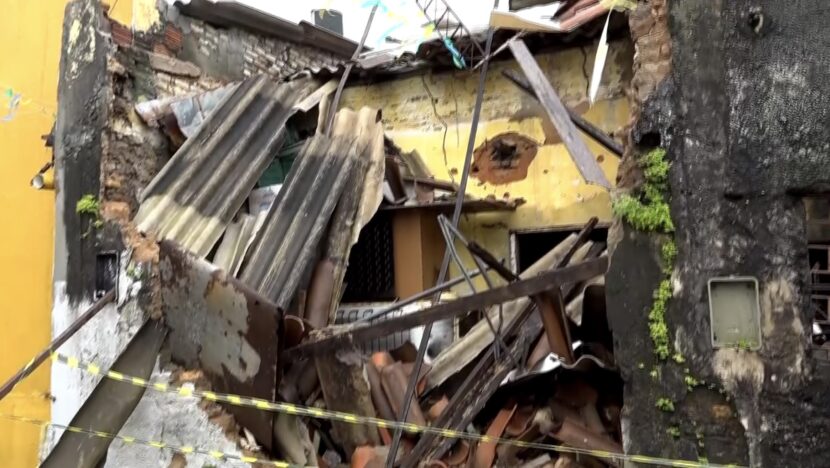 Casa interditada desaba em Mãe Luiza e casal de idosos escapa sem ferimentos - Foto: Reprodução/TV Tropical