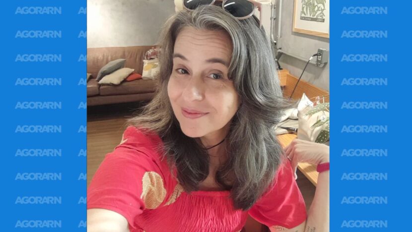 A apresentadora Margot Ferreira em vídeo publicado nas redes sociais, no qual rebate comentários sobre seus cabelos brancos e fala sobre envelhecimento e autoestima.