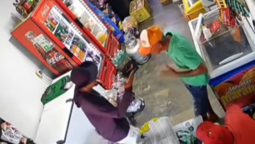 Imagem de câmera de segurança mostra a discussão entre a vítima e o suspeito momentos antes do ataque a facadas em uma mercearia na zona rural de Luís Gomes