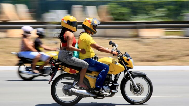 motociclista transporta mulher em mototaxi na cidade de salvador na bahia 1674909492774 v2 4x3