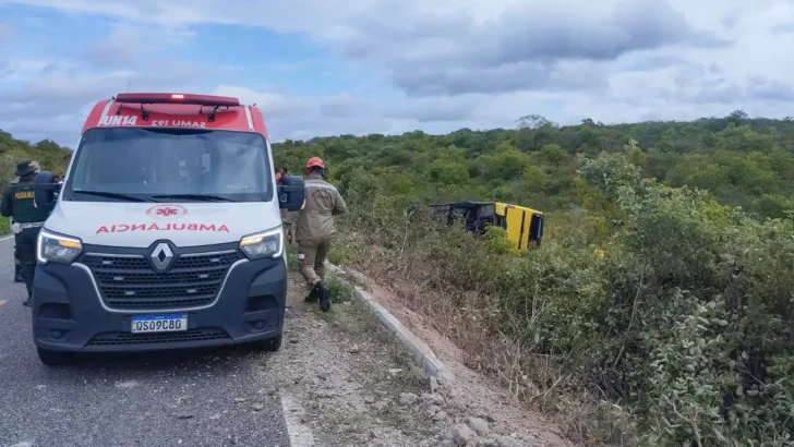 onibus com romeiros tomba no interior do ceara e provoca a morte de duas pessoas