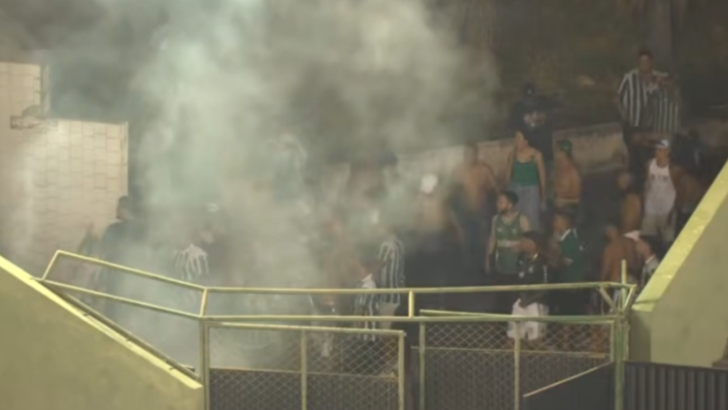 Imagem mostra a confusão envolvendo torcedores após o fim do jogo entre Gama e América-RN, com confronto entre as duas torcidas nas dependências do Estádio Bezerrão