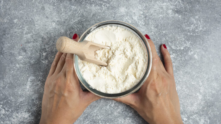 woman hand holding glass bowl flour marble Copia