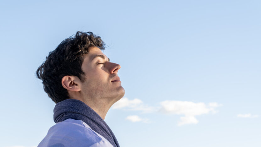 young boy with his head sky eyes closed clear day Copia