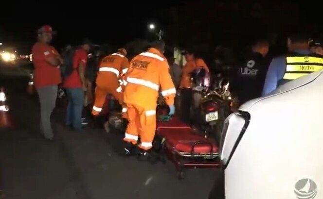 Equipes de emergência atendem ocorrência envolvendo motocicletas durante a noite em trecho de rodovia