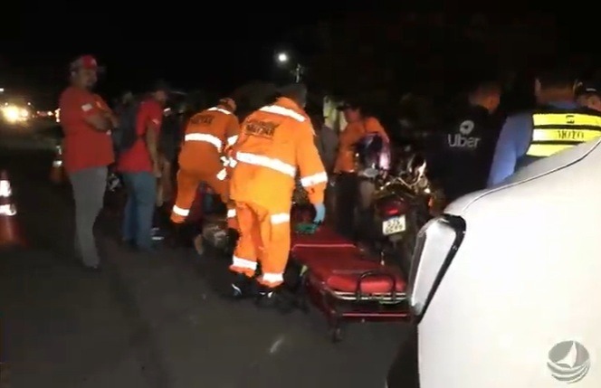 Equipes de emergência atendem ocorrência envolvendo motocicletas durante a noite em trecho de rodovia