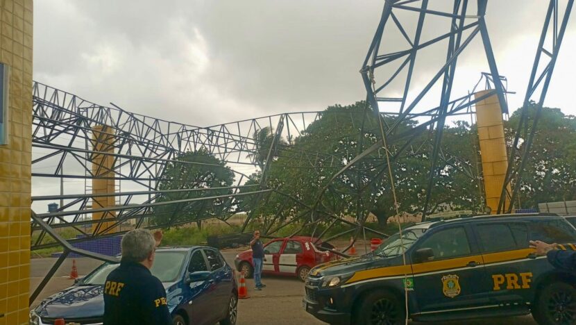 Estrutura metálica de cobertura caída sobre área com veículos na Unidade Operacional da PRF