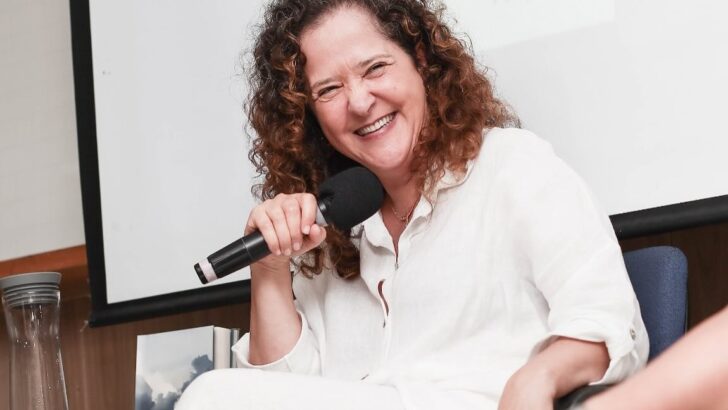 A escritora Carla Madeira sorri durante encontro literário