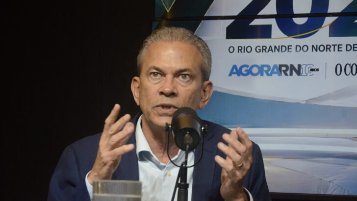 Hermano Morais durante entrevista ao podcast Eleições 2026, da TV Agora RN